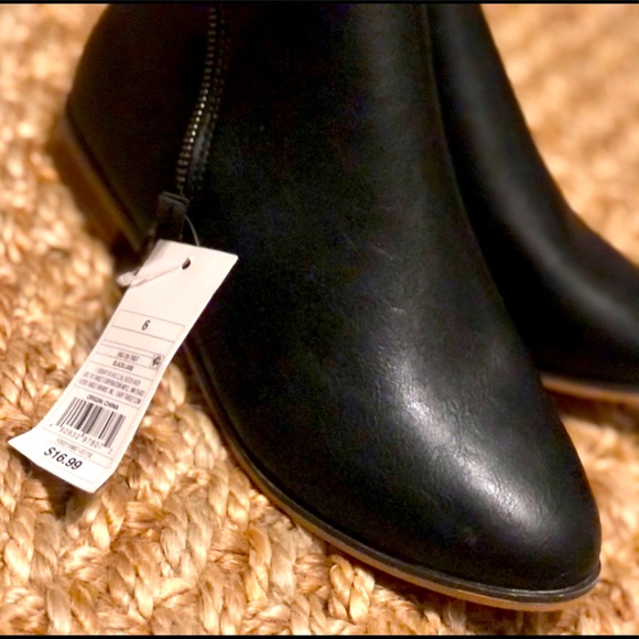 BNWT pleather, black, booties. Size 6. Cat & Jack - Picture 2 of 4